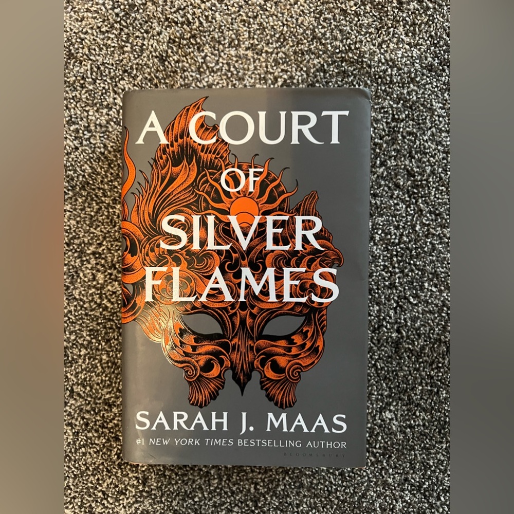 A court of silver flames hardcover book.